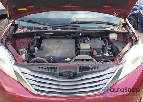 2014 Toyota Sienna Xle V6 8 Passenger z USA, uszkodzony, nr VIN 5TDYK3DCXES513778